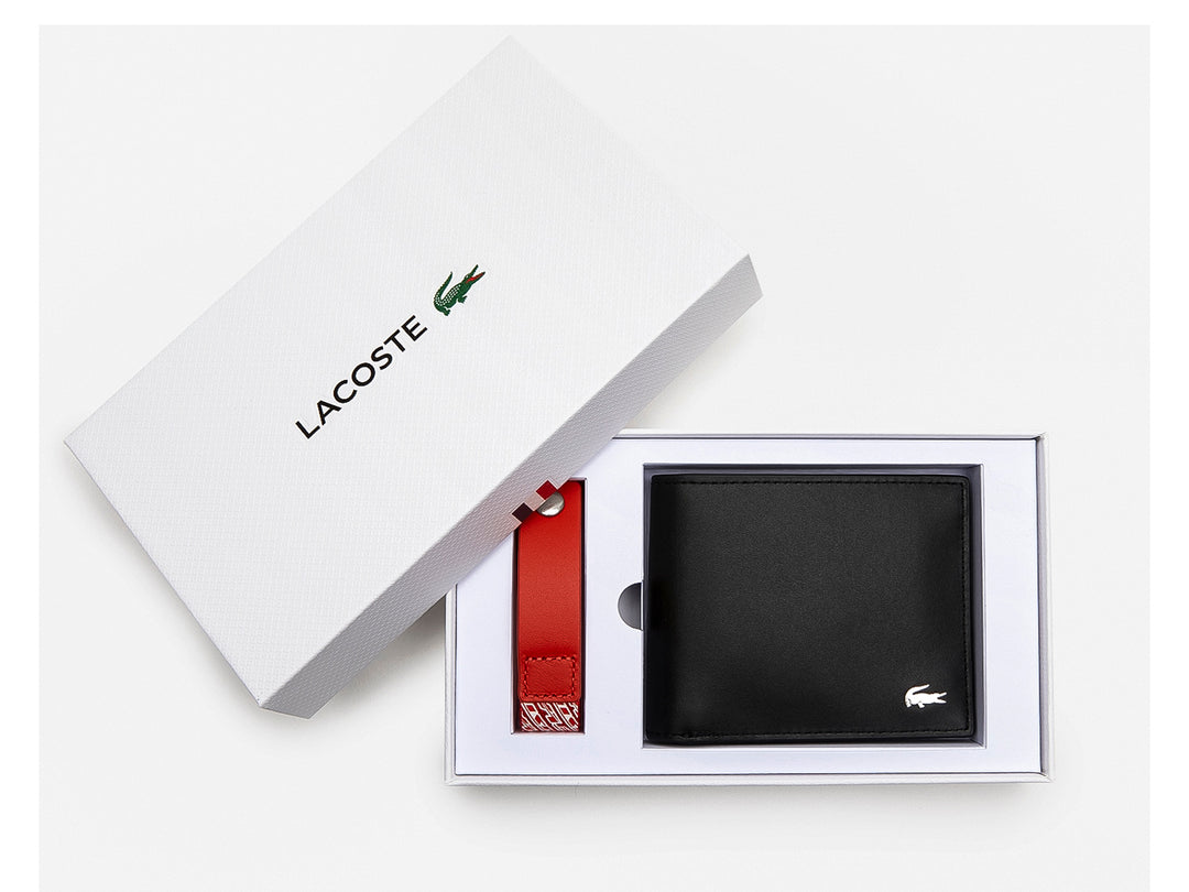 Cartera de cuero negro para hombre de la marca Lacoste con logotipo metálico.
