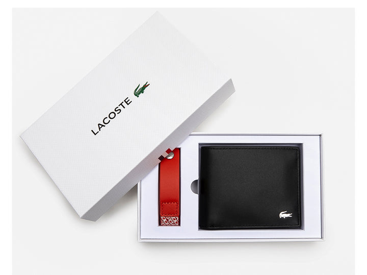 Cartera de cuero negro para hombre de la marca Lacoste con logotipo metálico.