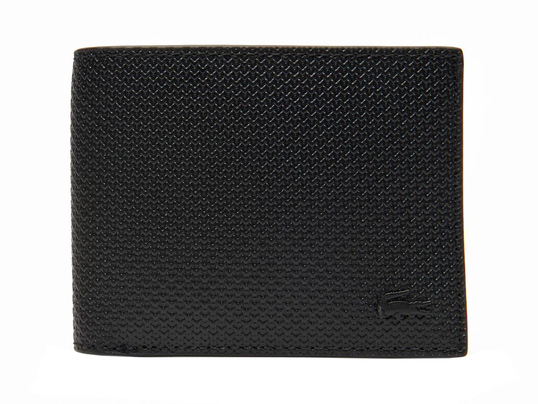 Cartera Lacoste de cuero negro con textura grabada y logo discreto en la esquina inferior derecha.