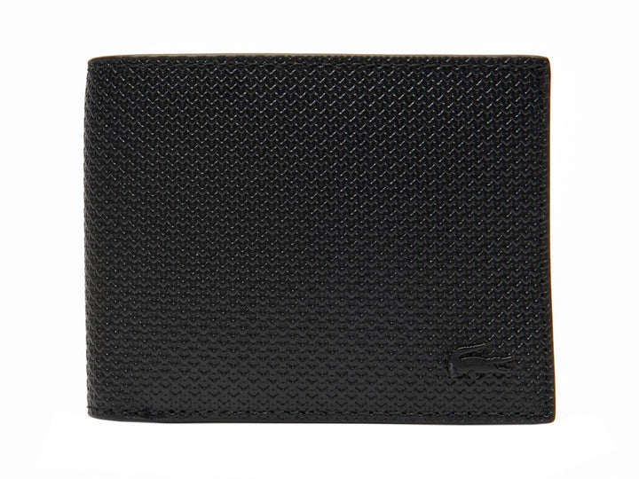 Cartera Lacoste de cuero negro con textura grabada y logo discreto en la esquina inferior derecha.