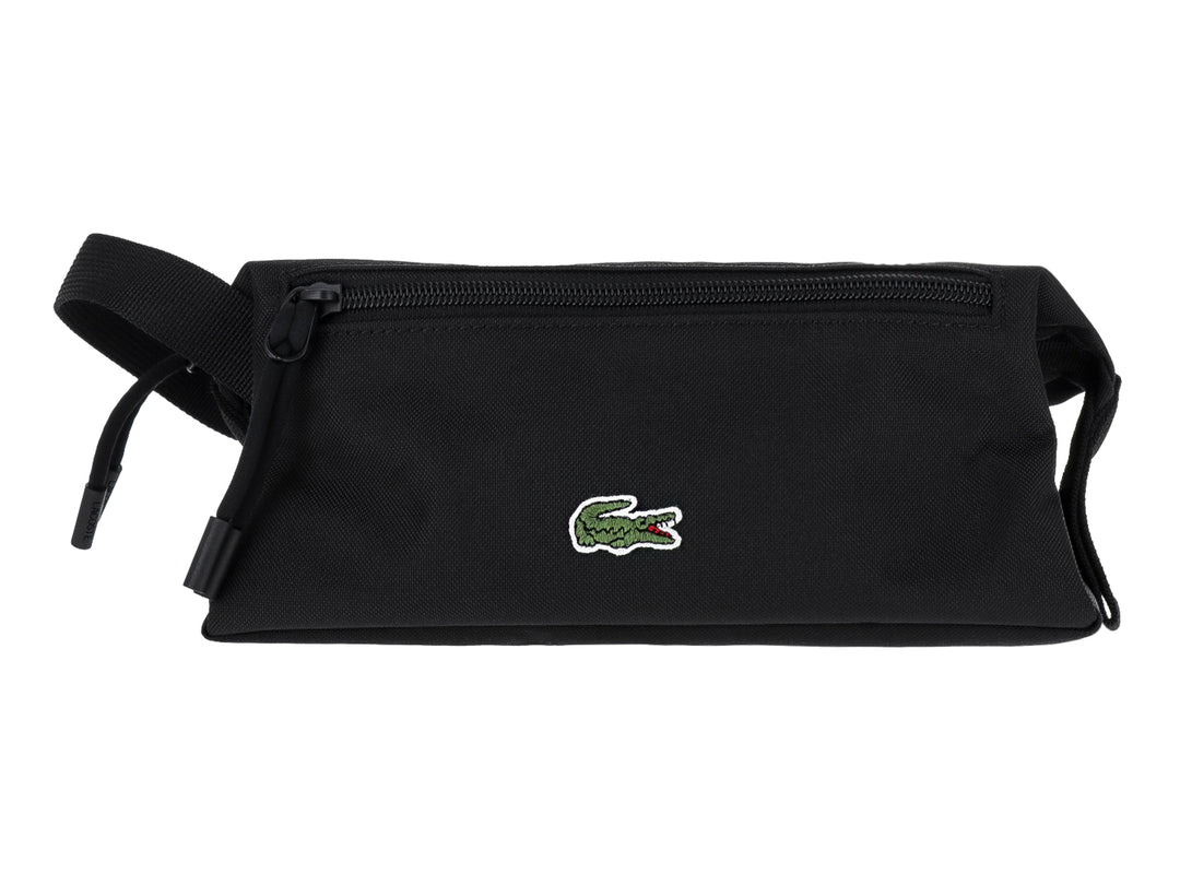Bolso estilo cartera Lacoste en color negro con logotipo del cocodrilo en el centro.