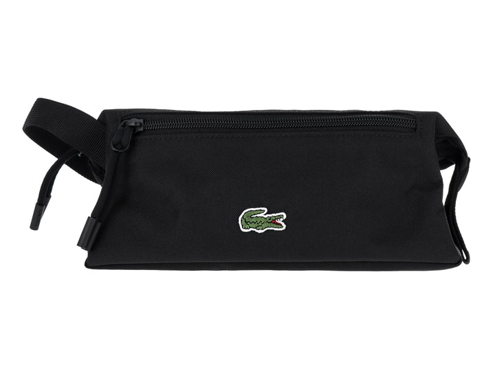 Bolso estilo cartera Lacoste en color negro con logotipo del cocodrilo en el centro.