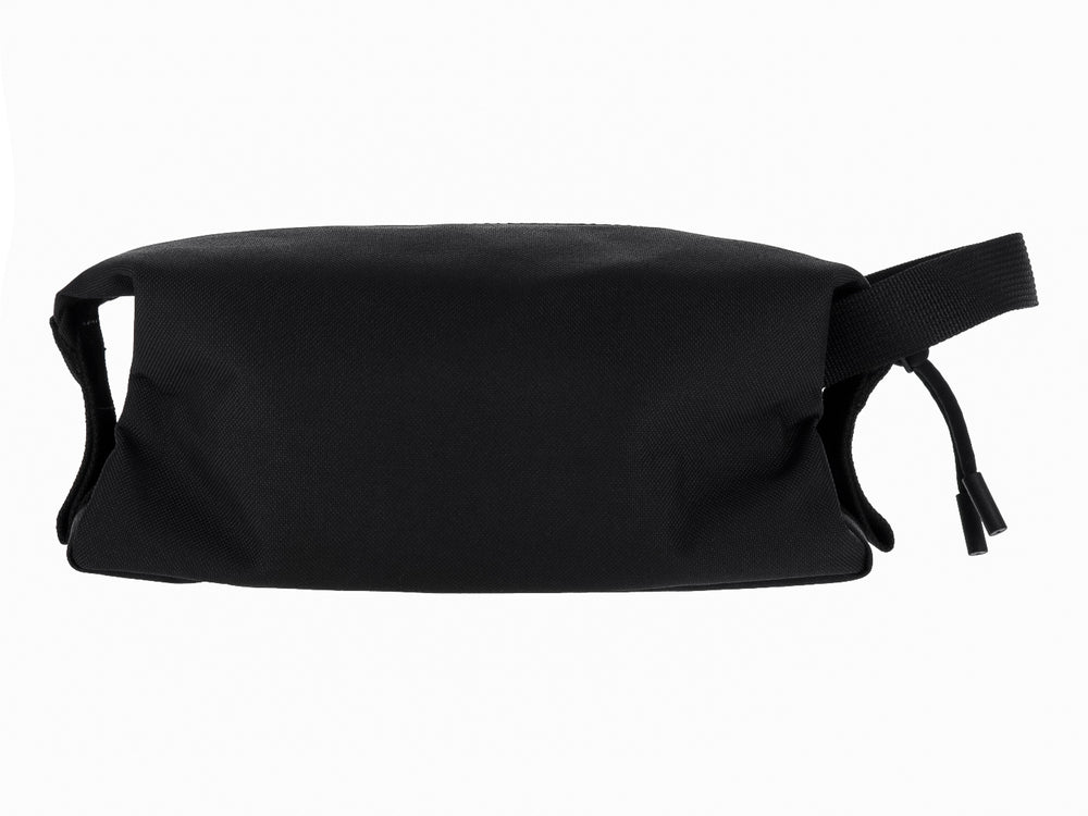 Bolso estilo cartera Lacoste en color negro con logotipo del cocodrilo en el centro.