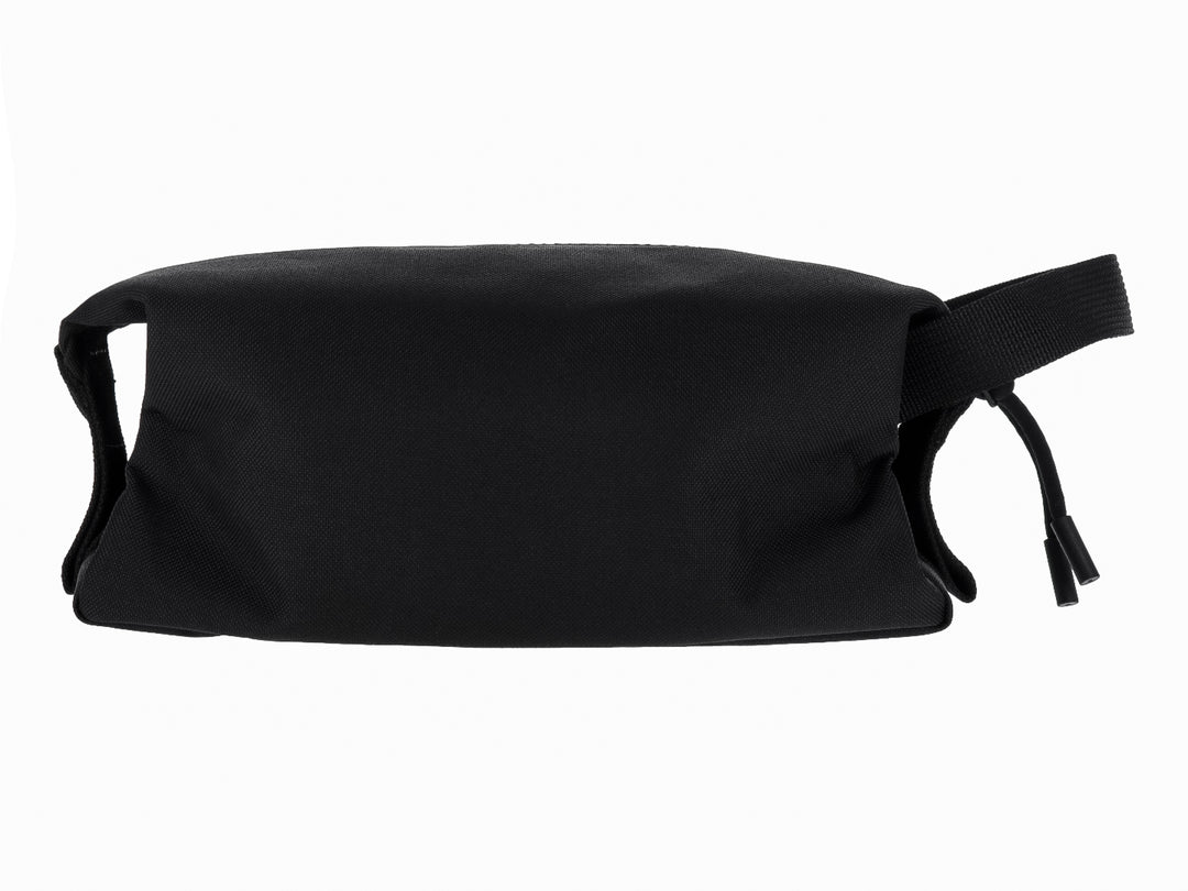 Bolso estilo cartera Lacoste en color negro con logotipo del cocodrilo en el centro.