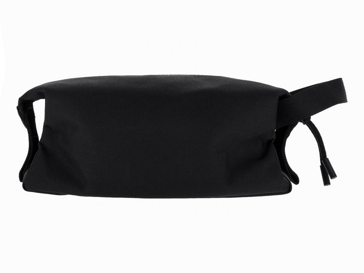 Bolso estilo cartera Lacoste en color negro con logotipo del cocodrilo en el centro.