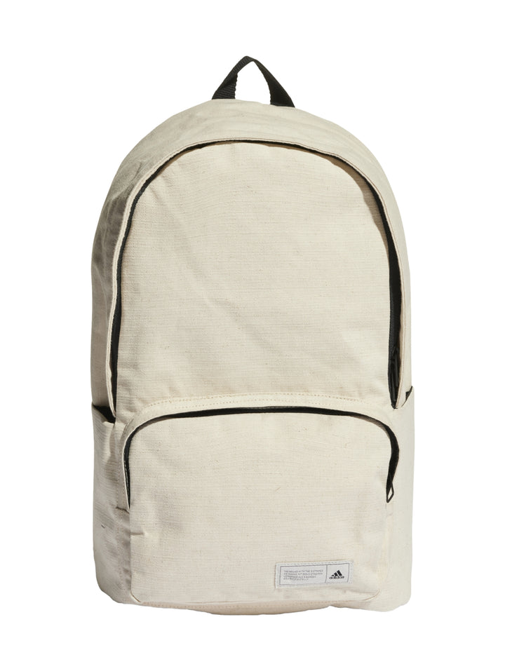 Mochila Adidas de color beige con detalles y cierres en negro, diseño casual y minimalista.