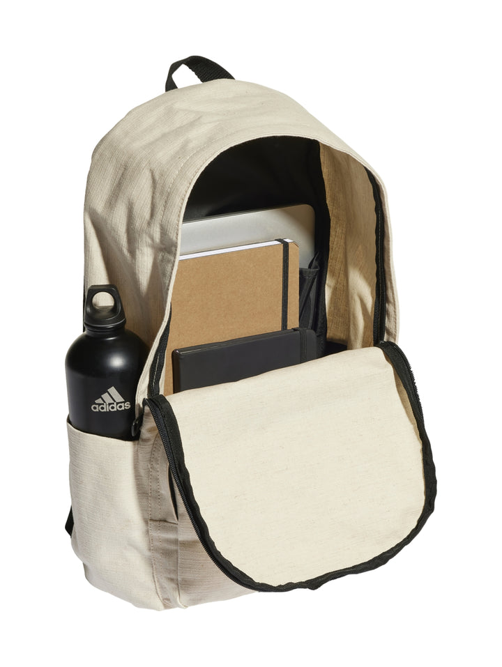 Mochila Adidas de color beige con detalles y cierres en negro, diseño casual y minimalista.