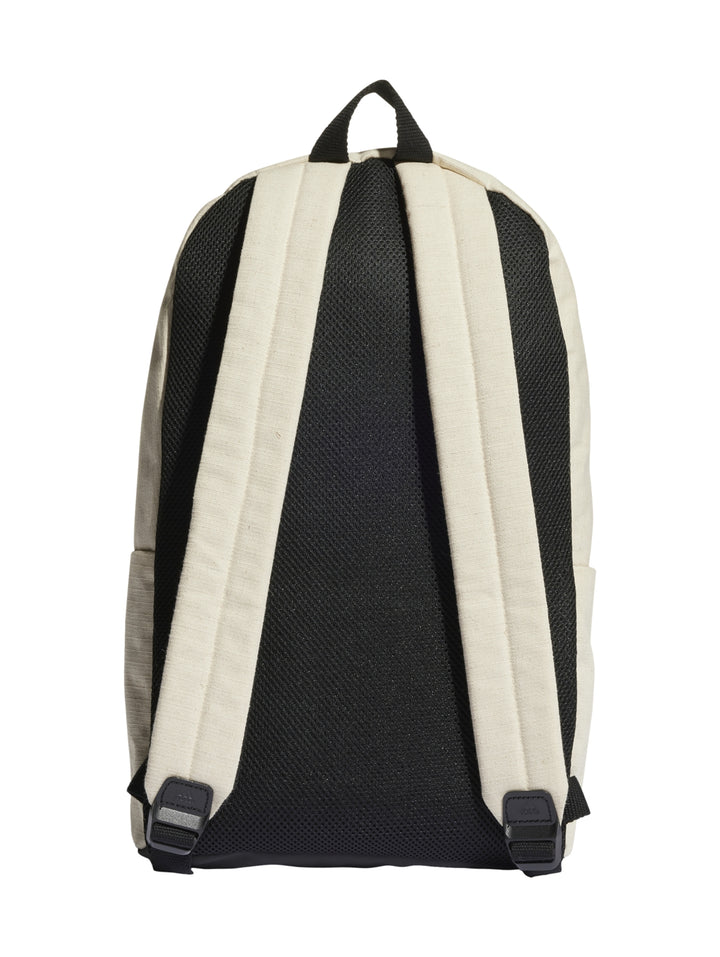 Mochila Adidas de color beige con detalles y cierres en negro, diseño casual y minimalista.