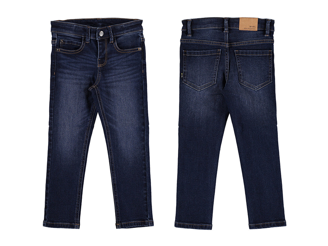 Pantalones de mezclilla azul oscuro para niño, vista frontal y posterior sobre fondo blanco.
