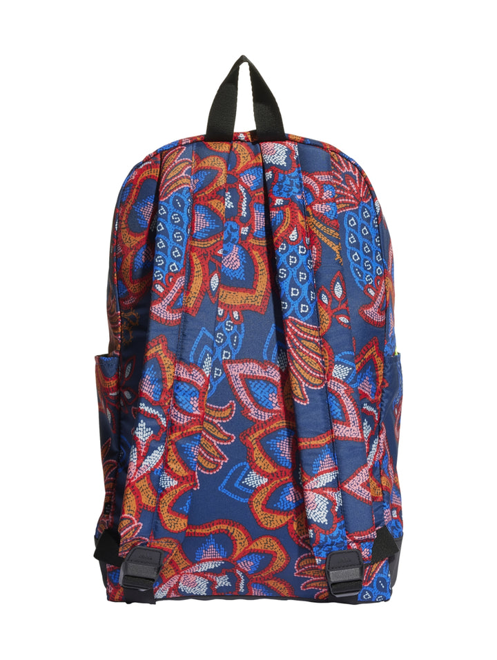 Mochila Adidas azul con estampado floral multicolor y logotipo amarillo en el frente.
