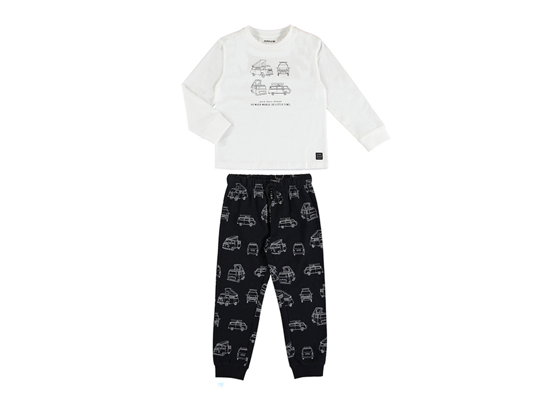 Pijama para niño Mayoral con camiseta blanca y pantalón negro con estampado de coches.
