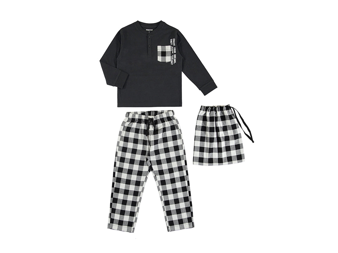 Conjunto de pijama para niño con camiseta negra, pantalón y short a cuadros negros y blancos.