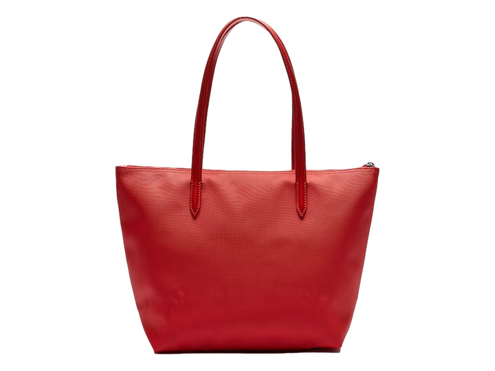 Bolso de hombro Lacoste en color rojo con asas largas y logo frontal metálico sobre fondo blanco.