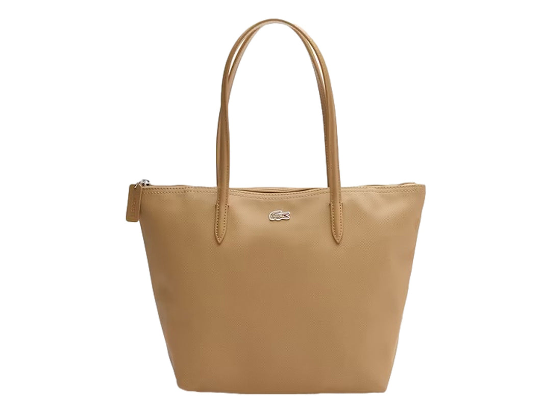 Bolso tote color beige con asas largas y logotipo metálico de Lacoste al frente.