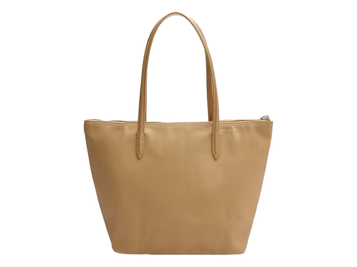 Bolso tote color beige con asas largas y logotipo metálico de Lacoste al frente.