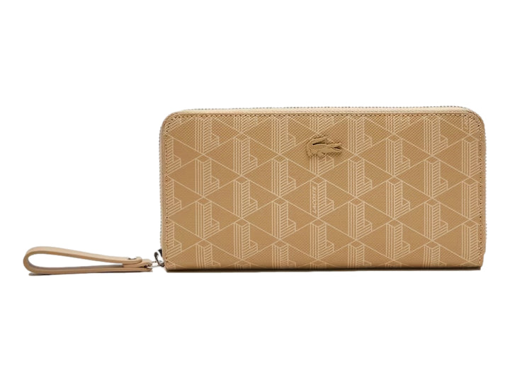 Cartera Lacoste color beige con estampado de monograma y cierre perimetral.
