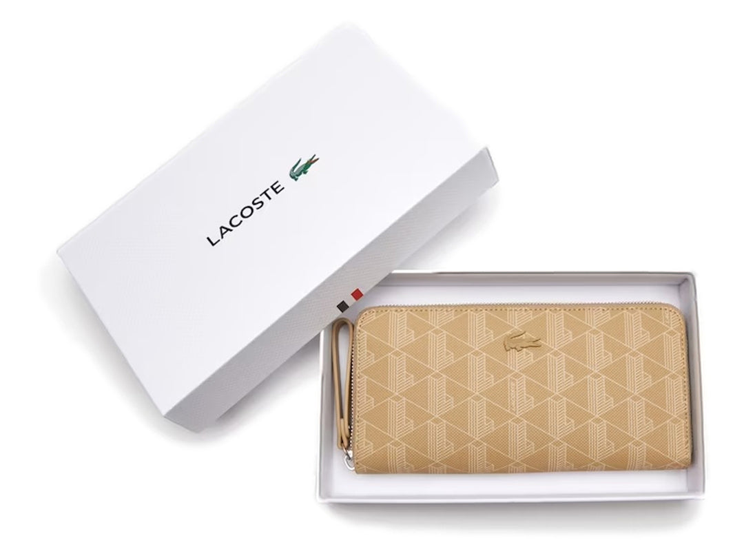Cartera Lacoste color beige con estampado de monograma y cierre perimetral.
