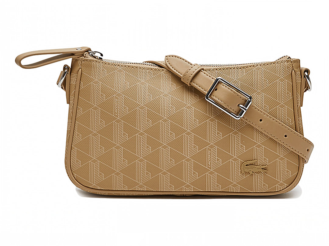 Bolso de hombro Lacoste color beige con patrón de monograma grabado y correa ajustable con hebilla plateada.