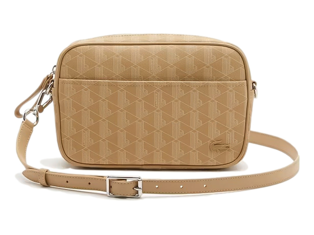 Bolso bandolera Lacoste color beige con estampado de monograma y correa ajustable.