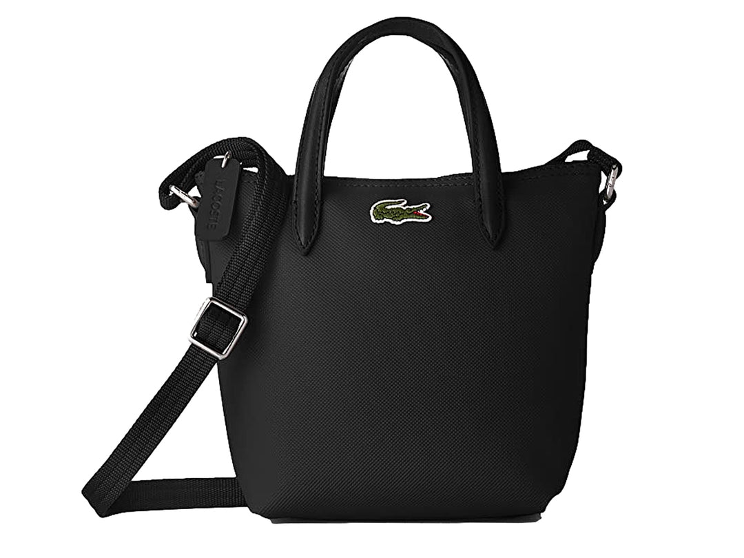 Bolso Lacoste negro con asas superiores, correa ajustable y logotipo de cocodrilo en el frente.
