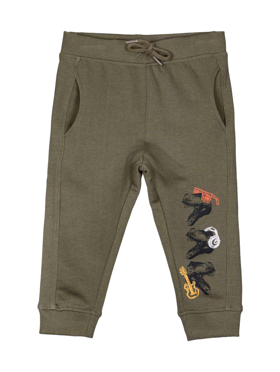 Pantalón jogger color verde olivo para niño con gráficos decorativos en la pierna izquierda.