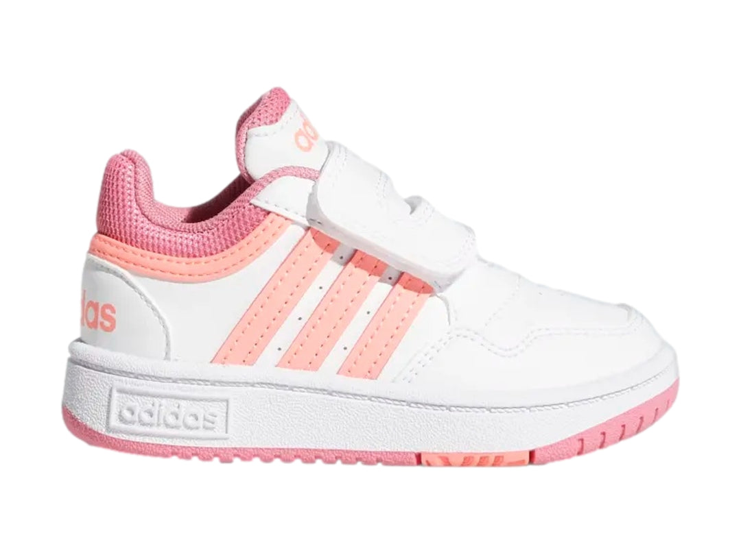 Tenis Adidas blancos con detalles en rosa y cierre de velcro para niños.