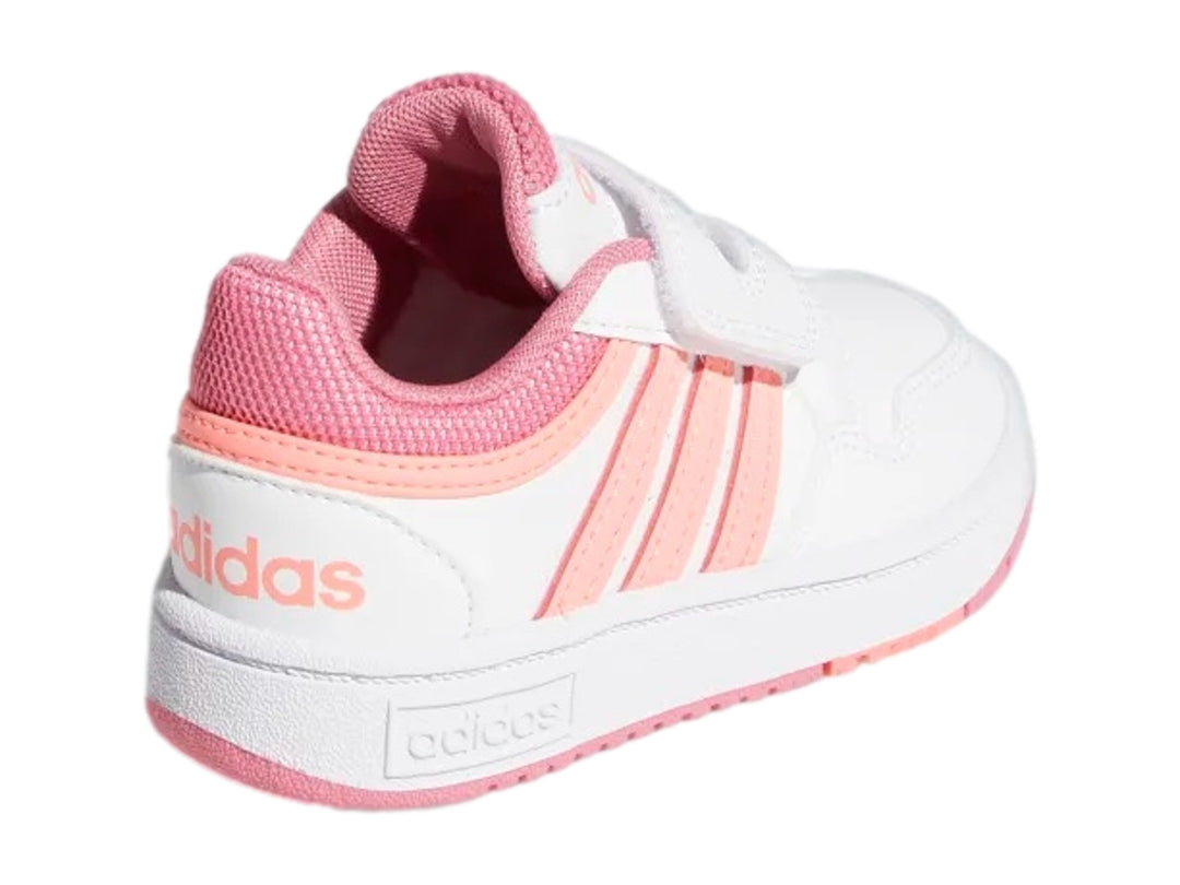 Tenis Adidas blancos con detalles en rosa y cierre de velcro para niños.