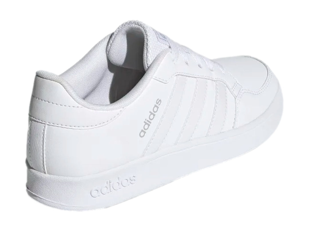 Tenis Adidas Breaknet color blanco total con suela y cordones blancos.