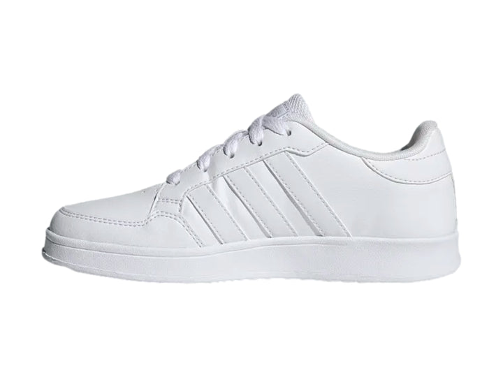Tenis Adidas Breaknet color blanco total con suela y cordones blancos.