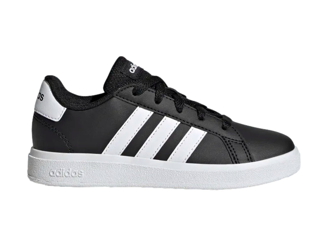 Tenis Adidas Grand Court 2.0 color negro con tres franjas blancas y suela blanca.