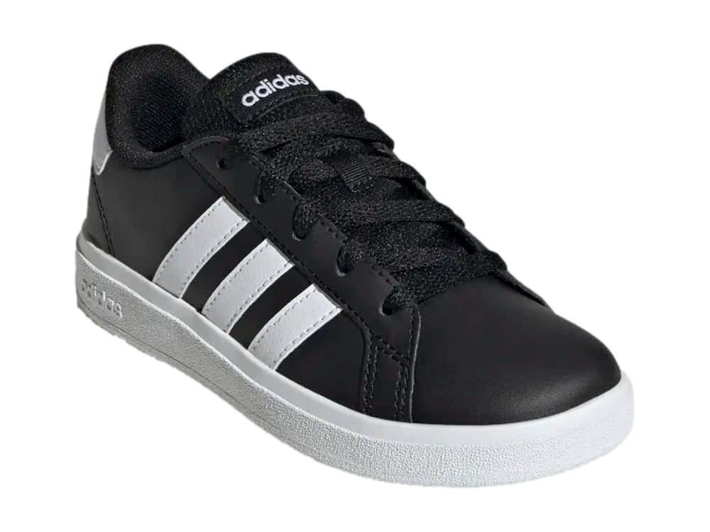 Tenis Adidas Grand Court 2.0 color negro con tres franjas blancas y suela blanca.