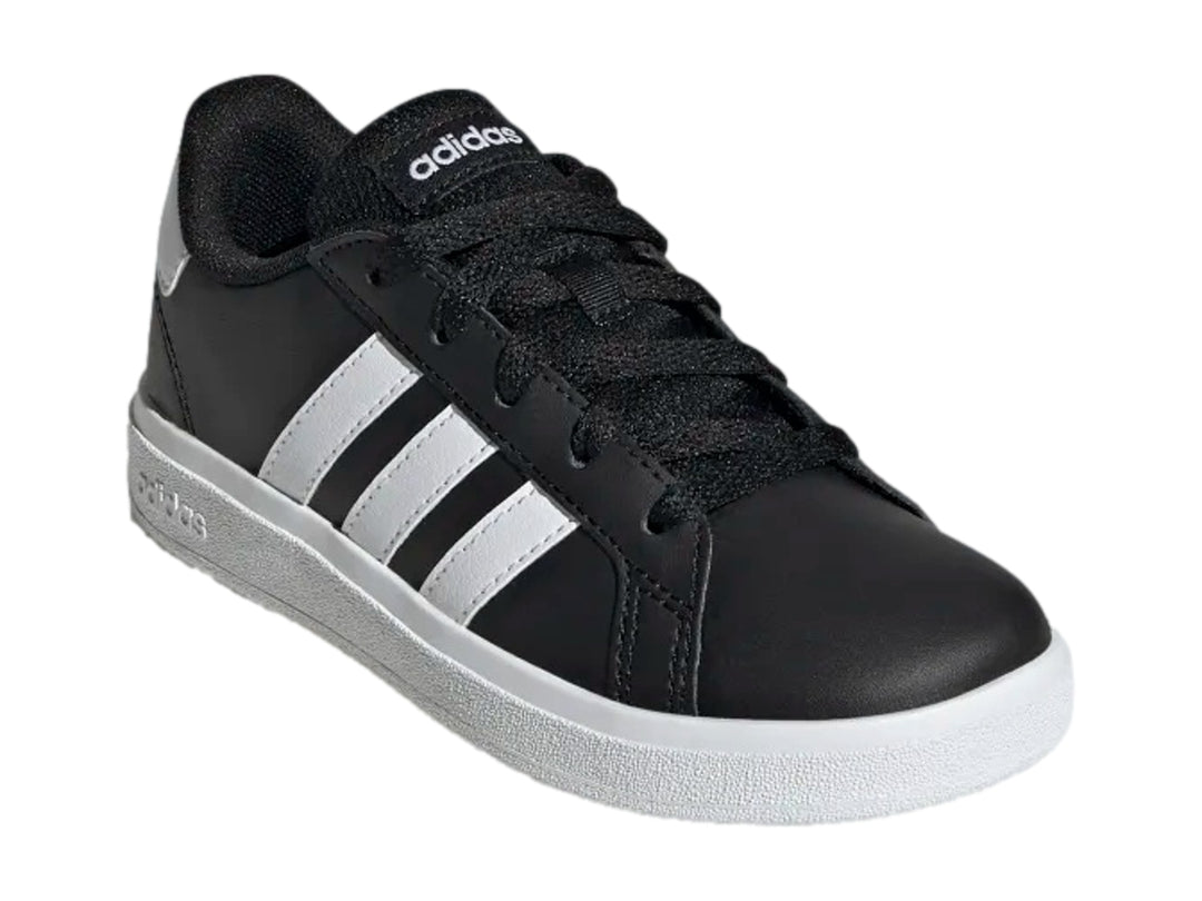 Tenis Adidas Grand Court 2.0 color negro con tres franjas blancas y suela blanca.