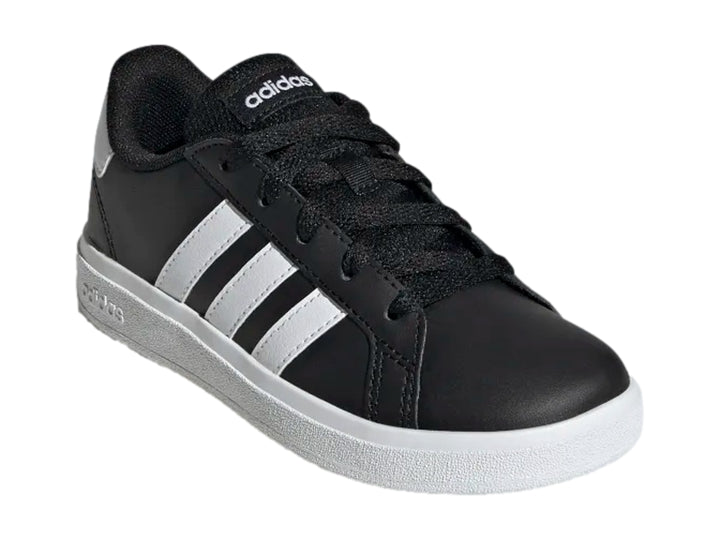 Tenis Adidas Grand Court 2.0 color negro con tres franjas blancas y suela blanca.