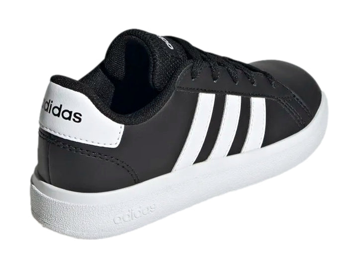Tenis Adidas Grand Court 2.0 color negro con tres franjas blancas y suela blanca.