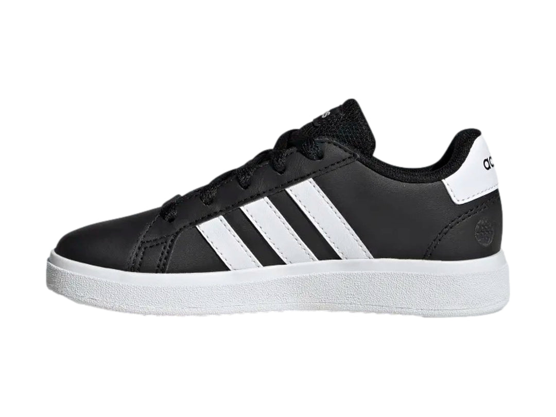 Tenis Adidas Grand Court 2.0 color negro con tres franjas blancas y suela blanca.