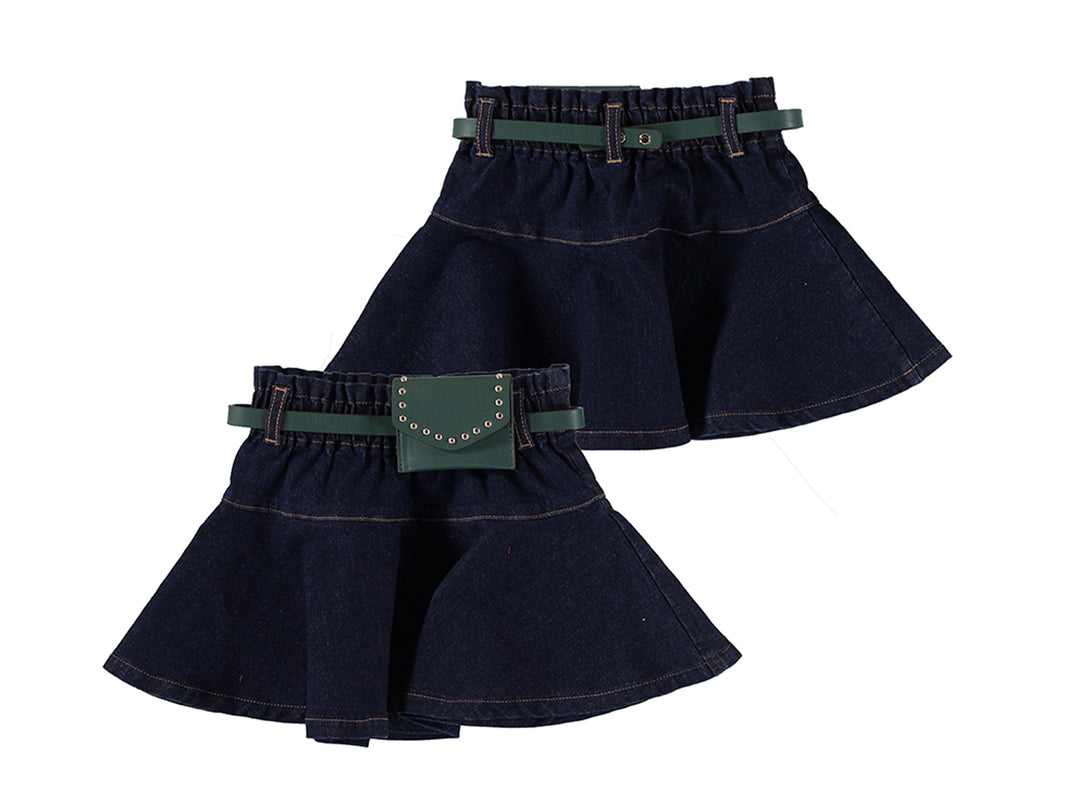Faldas de mezclilla azul oscuro para niña con cinturón verde decorativo.