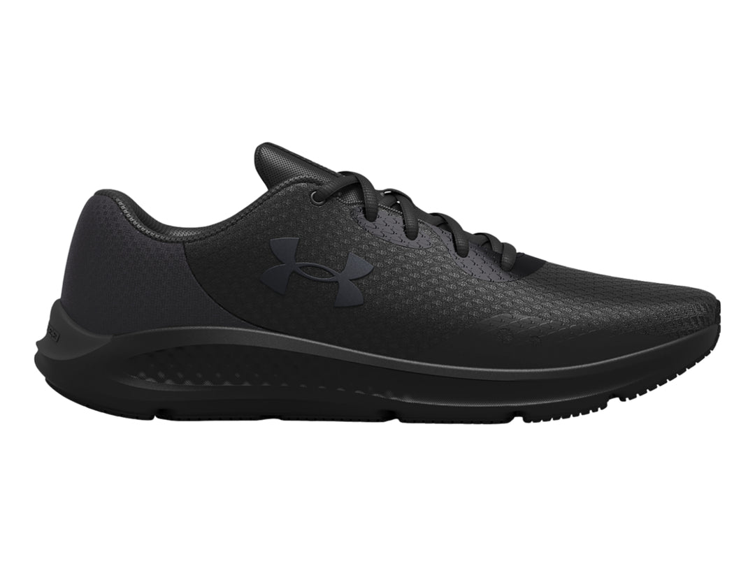Tenis deportivos Under Armour color negro con textura de malla y suela negra.