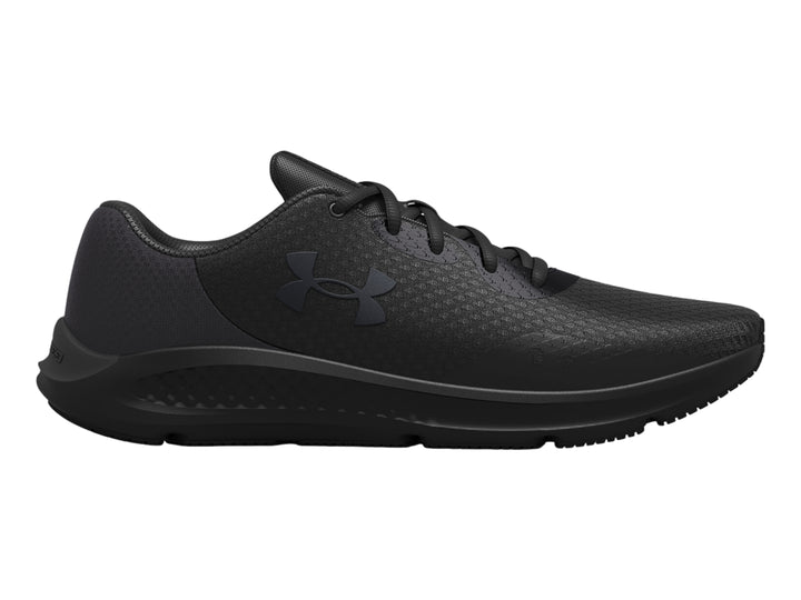 Tenis deportivos Under Armour color negro con textura de malla y suela negra.