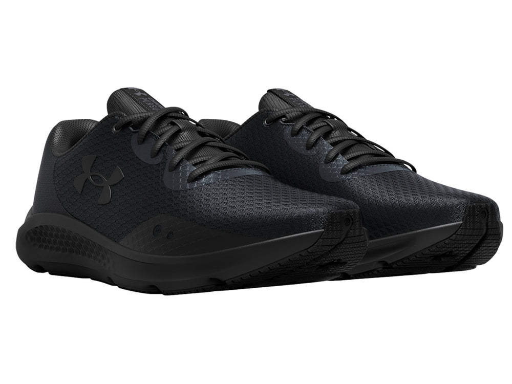 Tenis deportivos Under Armour color negro con textura de malla y suela negra.