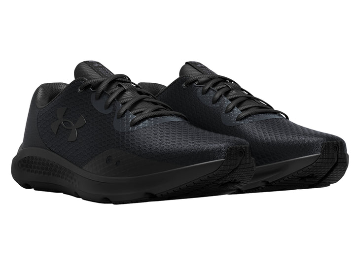 Tenis deportivos Under Armour color negro con textura de malla y suela negra.