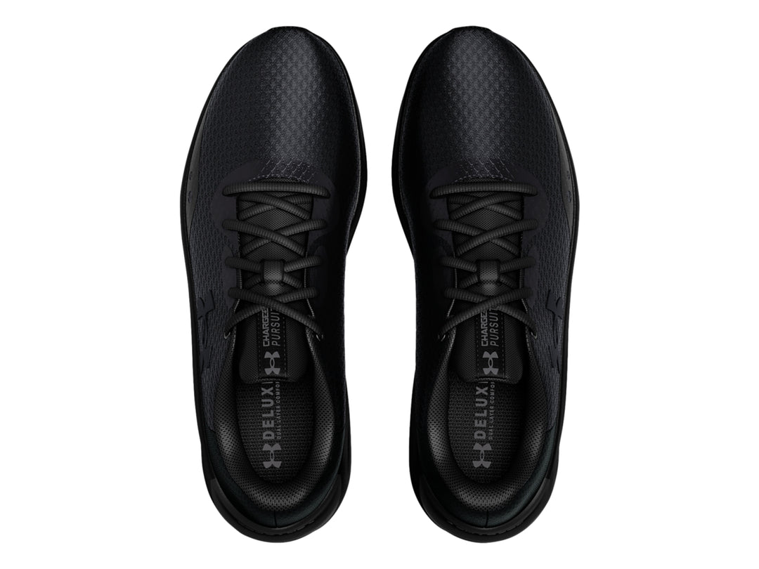Tenis deportivos Under Armour color negro con textura de malla y suela negra.
