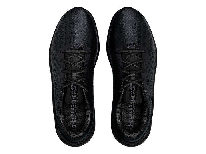 Tenis deportivos Under Armour color negro con textura de malla y suela negra.