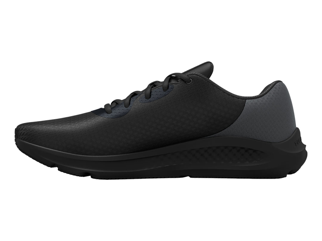 Tenis deportivos Under Armour color negro con textura de malla y suela negra.