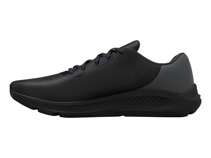 Tenis deportivos Under Armour color negro con textura de malla y suela negra.