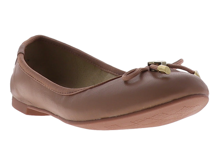 Zapato plano color blush para niña con detalle de moño y herraje dorado en la parte superior.