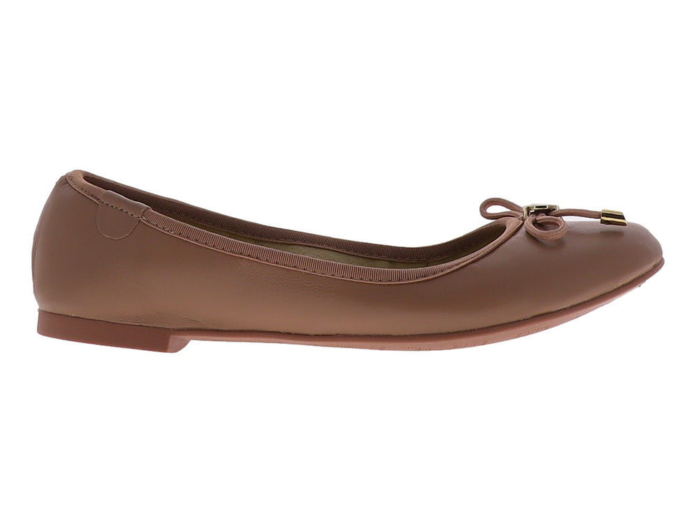 Zapato plano color blush para niña con detalle de moño y herraje dorado en la parte superior.