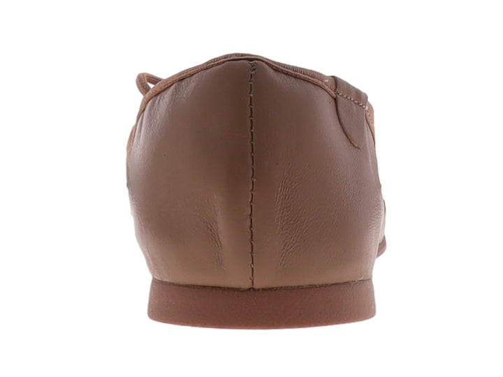 Zapato plano color blush para niña con detalle de moño y herraje dorado en la parte superior.