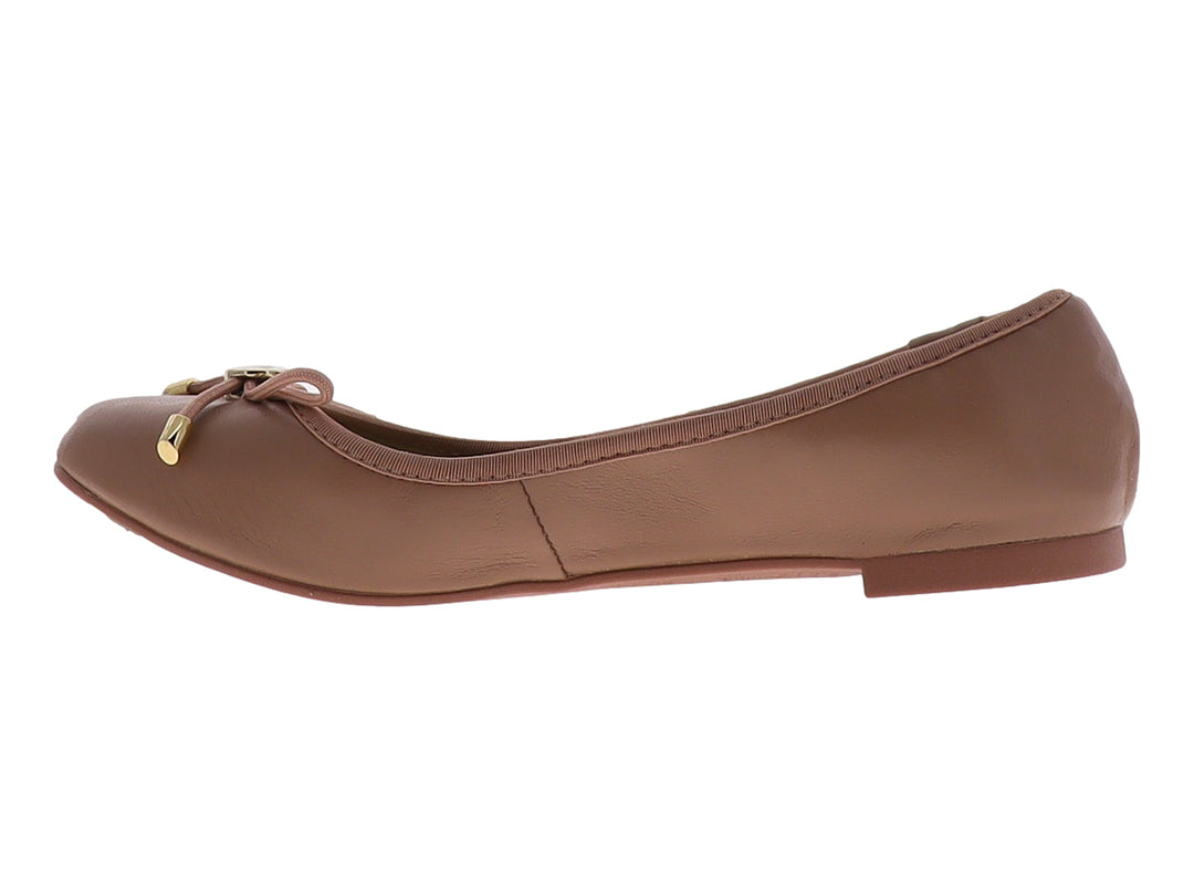 Zapato plano color blush para niña con detalle de moño y herraje dorado en la parte superior.