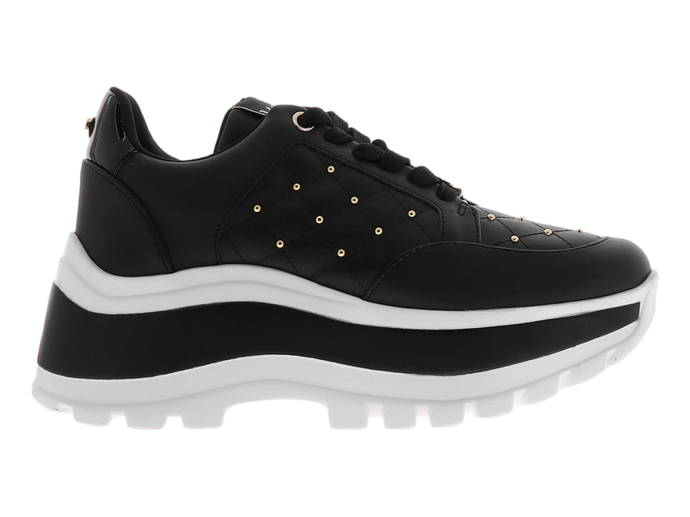 Tenis Westies negros con suela de plataforma blanca y tachuelas doradas decorativas.
