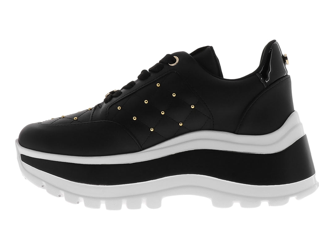Tenis Westies negros con suela de plataforma blanca y tachuelas doradas decorativas.